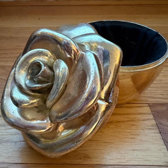 Silver Rose-Shaped Trinket Box - Picture 3 of 7